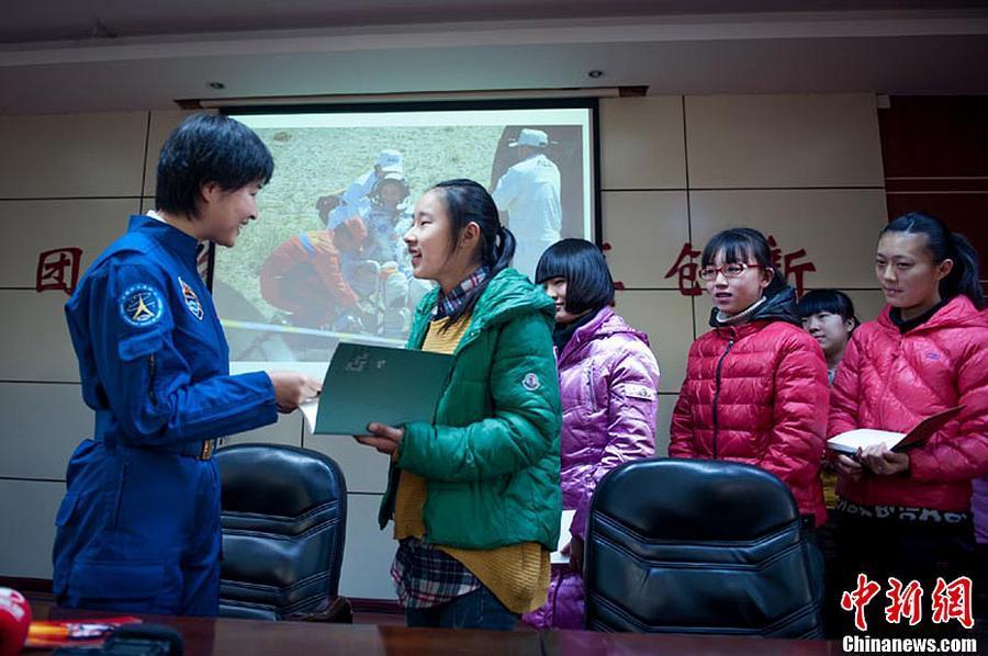 Женщина-космонавт Лю Ян посетила свою родную школу