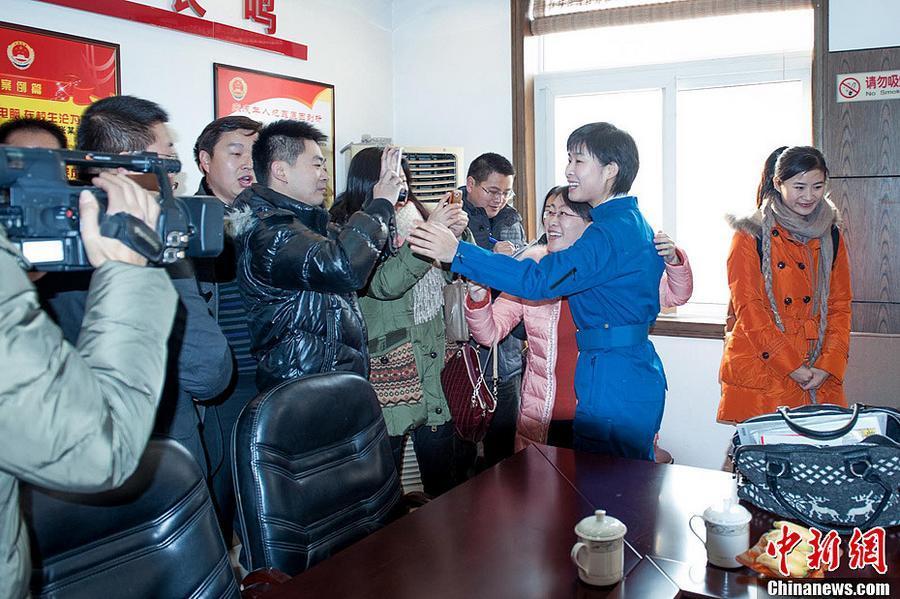 Женщина-космонавт Лю Ян посетила свою родную школу