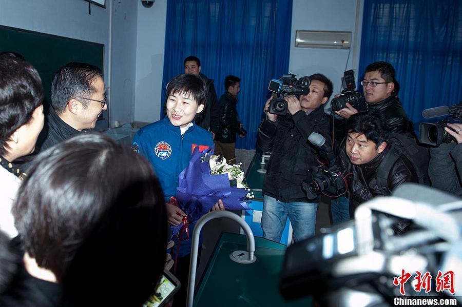 Женщина-космонавт Лю Ян посетила свою родную школу