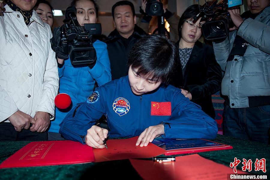 Женщина-космонавт Лю Ян посетила свою родную школу