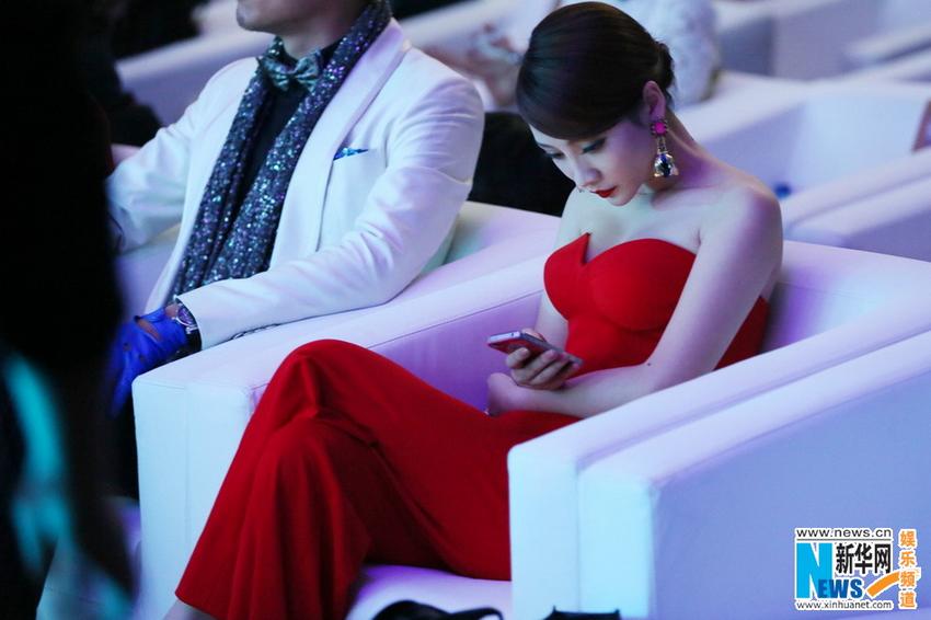 Сексуальная Лю Янь в церемонии вручения награды 'SOHU FASHION ACHIEVEMENT AWARD'