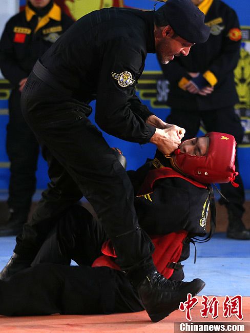 Фото: посещение китайского лагеря тренировки телохранителей