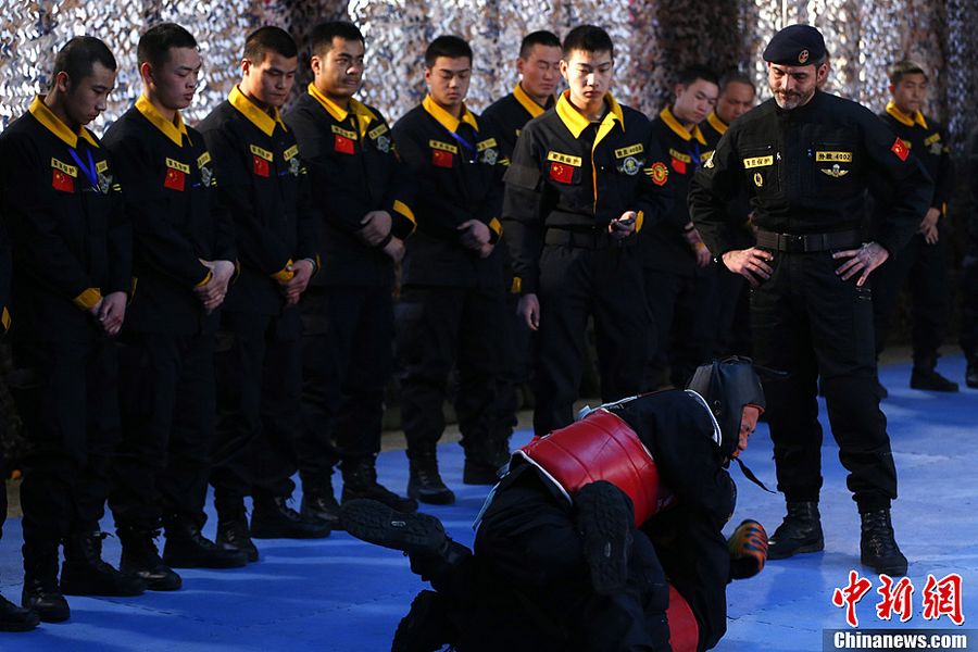 Фото: посещение китайского лагеря тренировки телохранителей