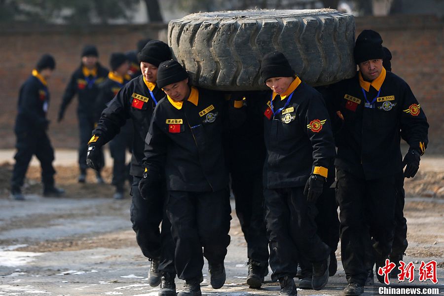 Фото: посещение китайского лагеря тренировки телохранителей