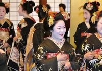 Японские гейши принимают гостей на «улице Цветов» в Киото во время празднования Нового года 