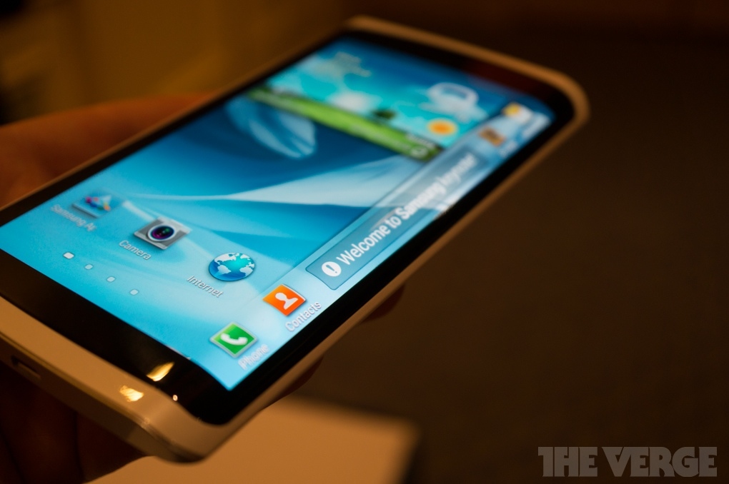 Компания «Samsung» показала смартфон с гибким дисплеем OLED3