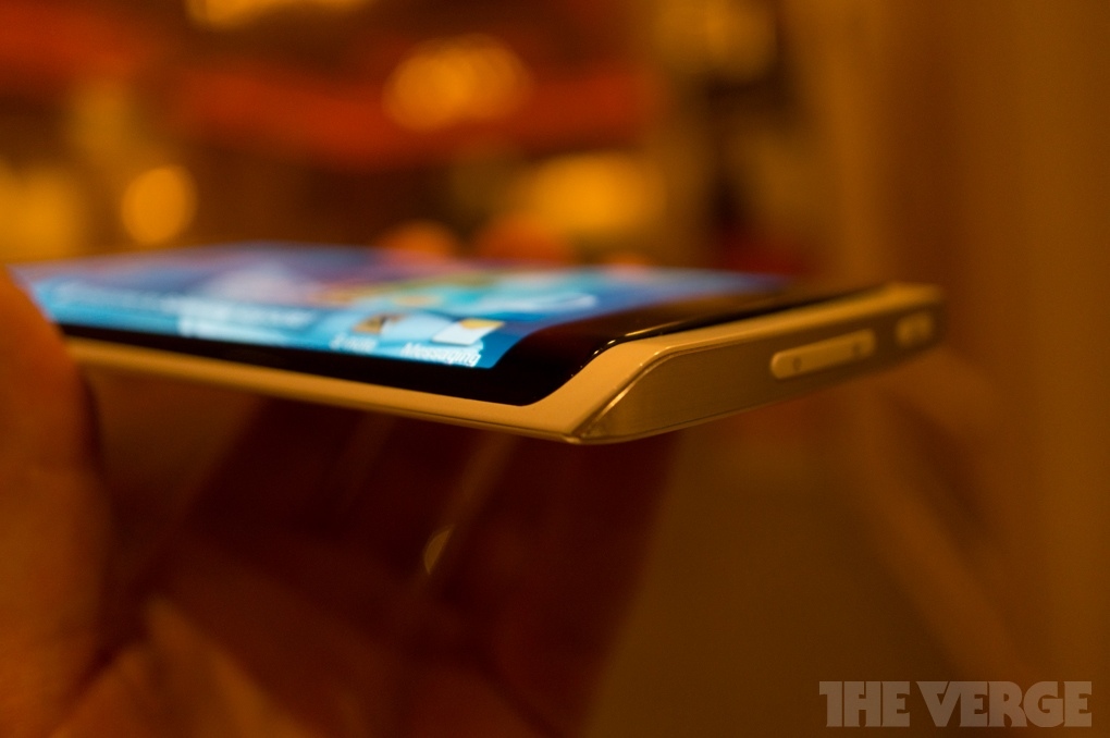 Компания «Samsung» показала смартфон с гибким дисплеем OLED4