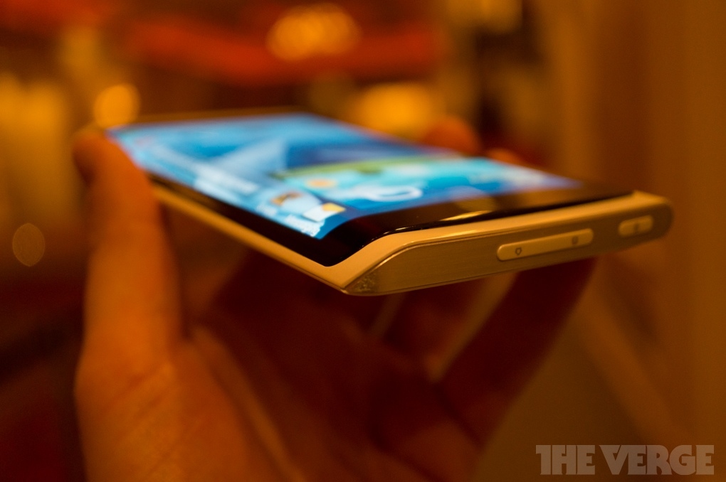 Компания «Samsung» показала смартфон с гибким дисплеем OLED5