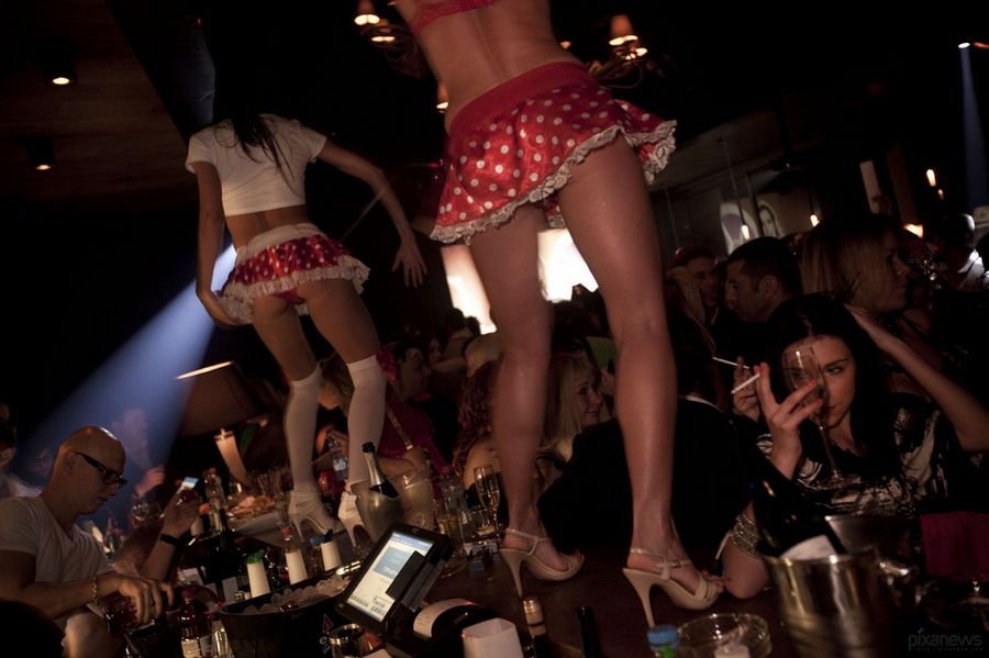Телка в сексуальном наряде трясет сиськами в ночном клубе