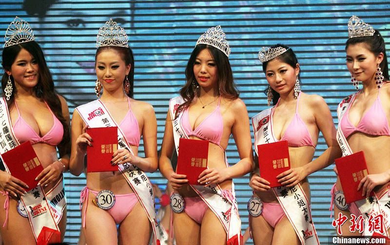 Участницы международного конкурса &apos;Мисс Бикини&apos; показали свои сексуальные формы