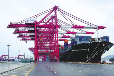 Порт Шанхай остается первым в мире по объему грузооборота товаров и контейнеров