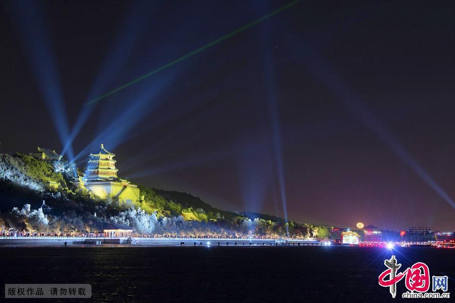 Неописуемая красота ночного парка Ихэюань (Летнего императорского дворца)