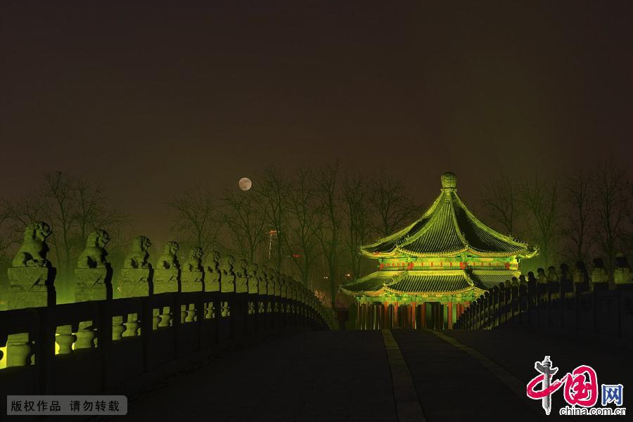 Неописуемая красота ночного парка Ихэюань (Летнего императорского дворца)