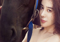 Модная фотосессия актрисы Цзян Синьюй в обнаженном виде1