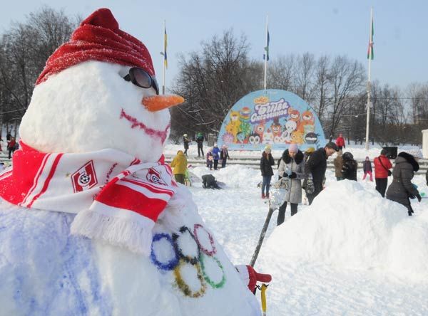 В Москве на Воробьевых горах прошла 'битва дизайнерских снеговиков'