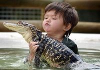 3-летний австралийский мальчик игрался в воде с крокодилом