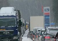 Обильный снегопад значительно осложнил дорожную ситуацию в Москве