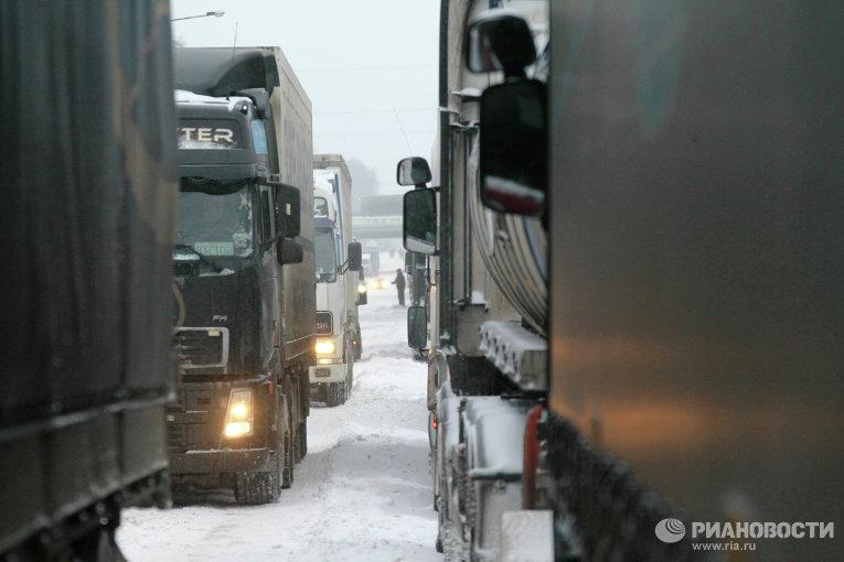 Обильный снегопад значительно осложнил дорожную ситуацию в Москве