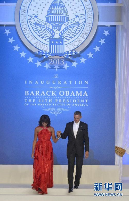 На инаугурационном бале Б. Обамы, Мишель вновь предстала в наряде от тайваньского дизайнера 