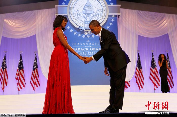 На инаугурационном бале Б. Обамы, Мишель вновь предстала в наряде от тайваньского дизайнера 