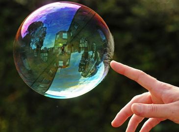 Мир в отражении мыльных пузырей