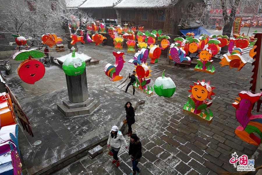 Разнообразные фонари в честь праздника Весны в древнем городке Чжоуцунь