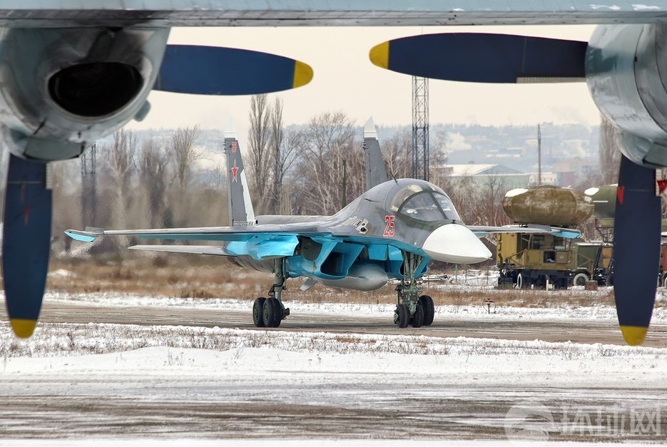 Бомбардировщики Су-34 перед отправкой Министерству обороны РФ 