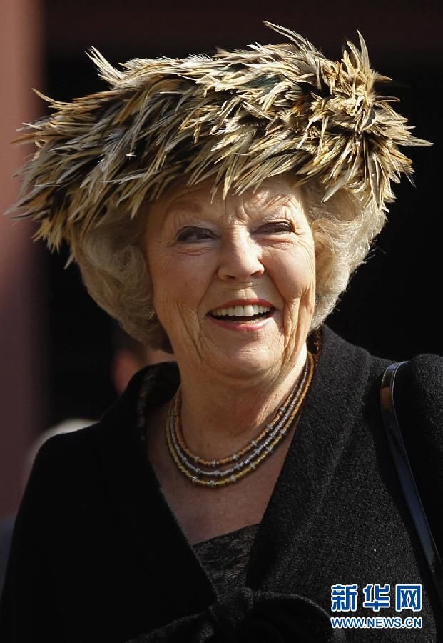 Королева Нидерландов Беатрикс отреклась от престола в пользу сына