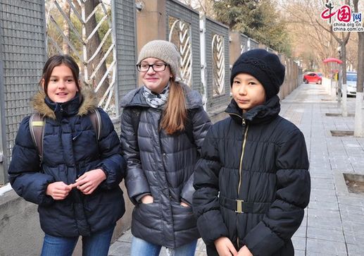 Российские школьницы желают, чтобы пекинский смог поскорее исчез