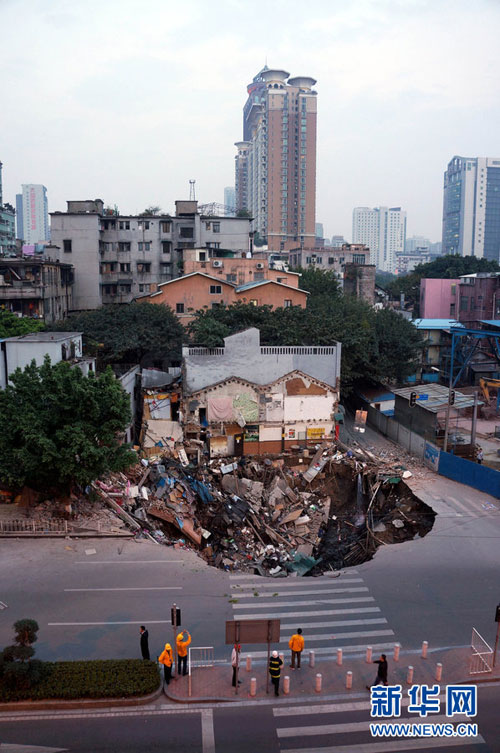 В Гуанчжоу ушли под землю два трехэтажных здания