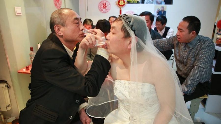 Два пожилых гомосексуалиста сыграли свадьбу в Пекине 