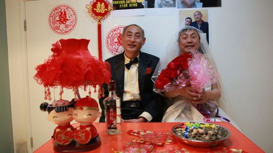 Два пожилых гомосексуалиста сыграли свадьбу в Пекине 