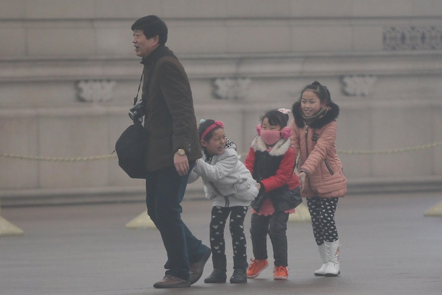 Пекинцы под смогом и дождем3