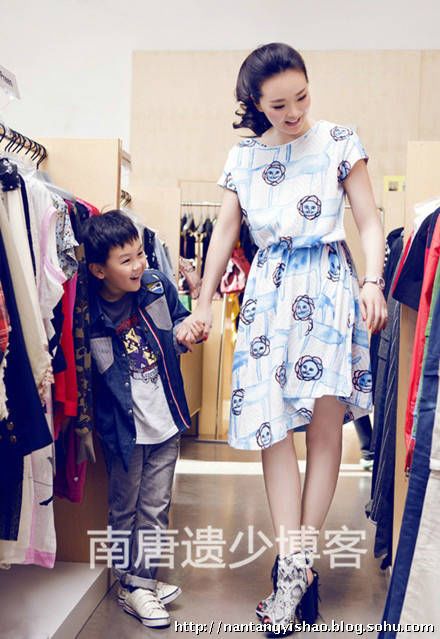 Фото: 40-летняя красавица Ван Янь и ее 7-летний сын