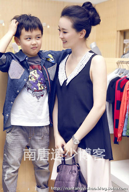 Фото: 40-летняя красавица Ван Янь и ее 7-летний сын