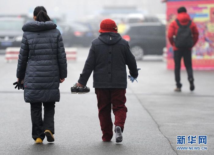 Сильный смог и моросящий дождь в Пекине стали причинами столкновений более 100 автомашин