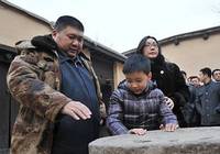 Внук Мао Цзедуна Мао Синьюй с женой и сыном появились в 'красной столице' Сибайпо
