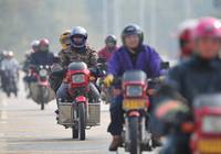Китайцы возвращаются домой на мотоциклах
