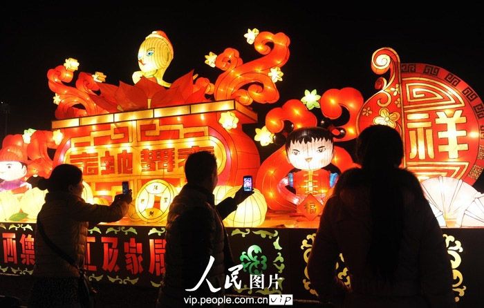 Фестиваль фонарей в экологическом парке города Фуян провинции Аньхуэй