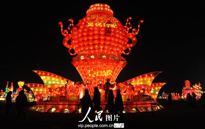 Фестиваль фонарей в экологическом парке города Фуян провинции Аньхуэй