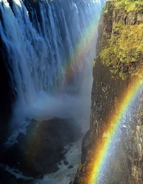Красивая радуга над крупнейшим водопадом в мире 
