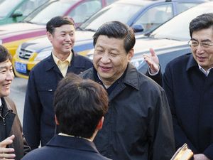 Си Цзиньпин поздравил рабочих, полицейских с Праздником Весны