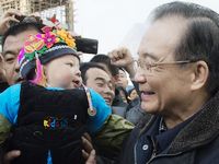Вэнь Цзябао проводит Новый год в зонах стихийного бедствия