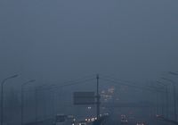 Густой туман оказывает негативное влияние на работу транспорта Пекина