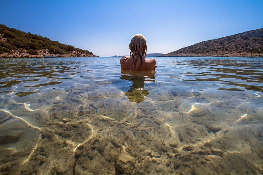 Женщина через объектив фотографа: стоя спиной к зрителям и лицом к миру