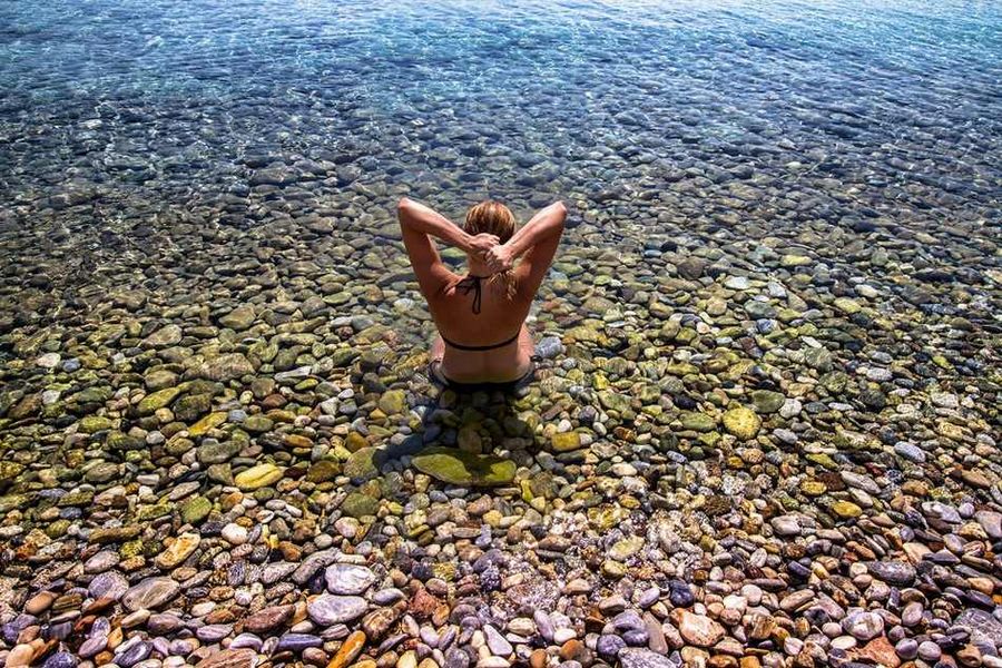 Женщина через объектив фотографа: стоя спиной к зрителям и лицом к миру