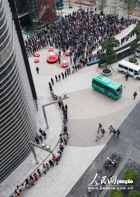 В Китае: сотрудники одной компании стояли в очереди за красными конвертами