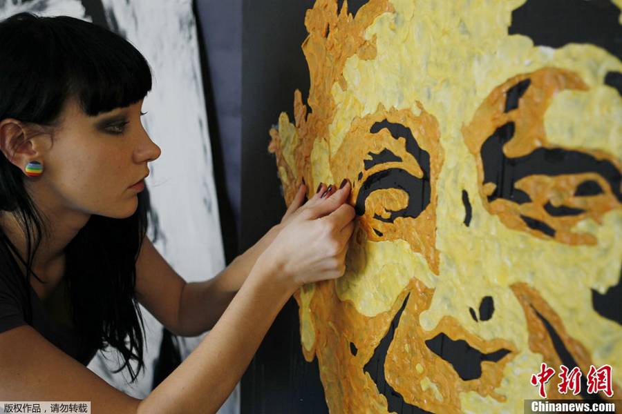 Молодая украинская художница создала портреты знаменитостей из жевательной резинки