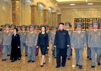 Длинноволосая Ли Соль Чжу на мероприятии в честь 71-летия со дня рождения Ким Чен Ира 