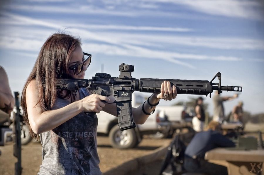 Фото: женщины и пистолеты